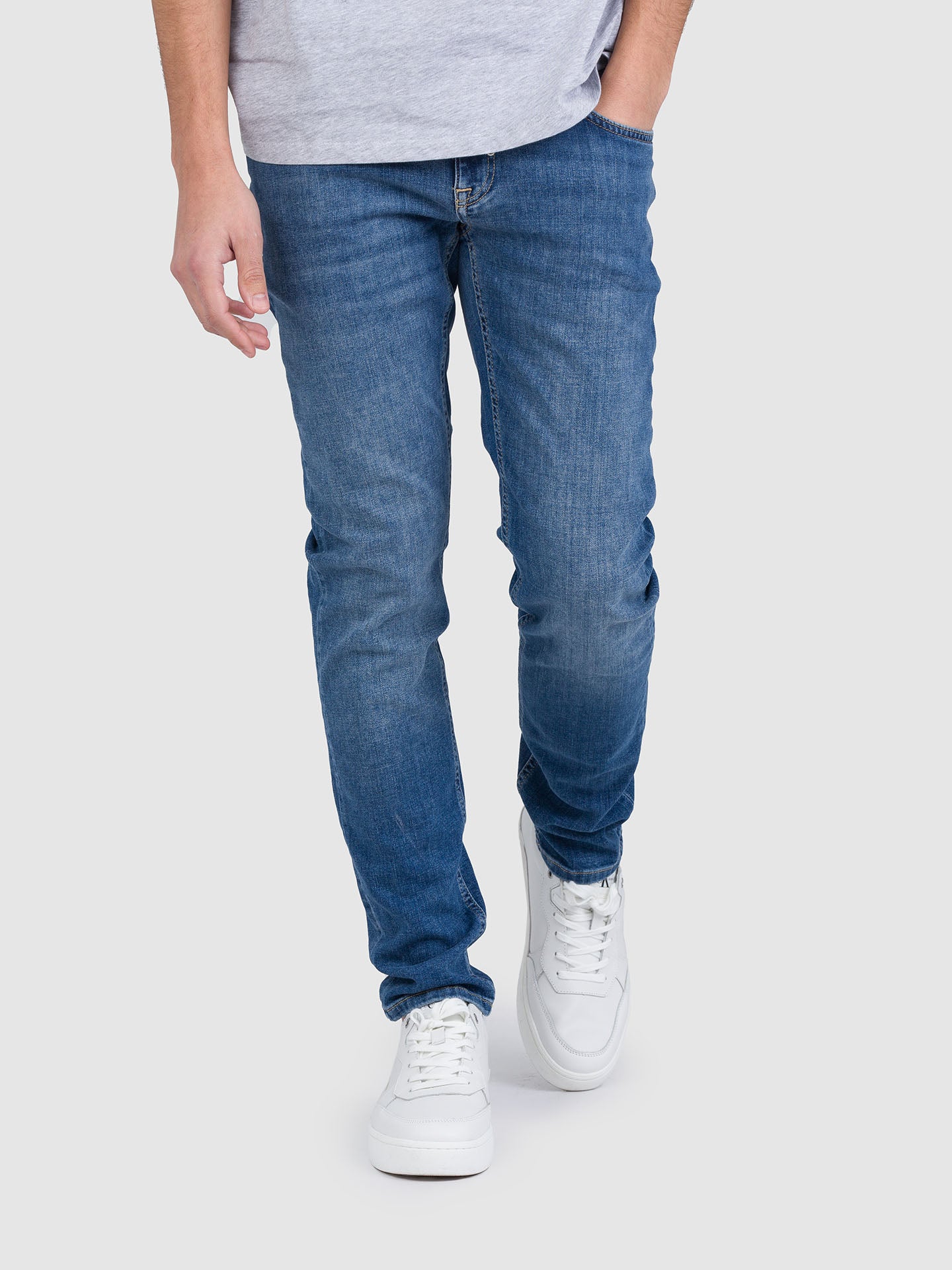 JEANS OZZY TAPERED FIT MEDIO