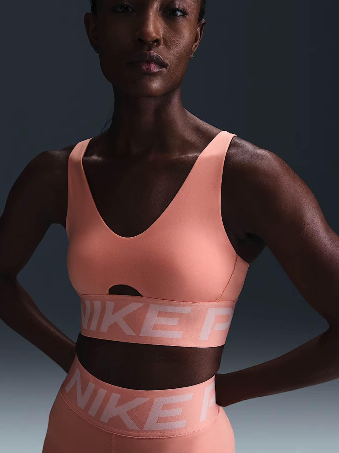 NIKE PRO INDY PLUNGE WOMEN'S MEDIUM