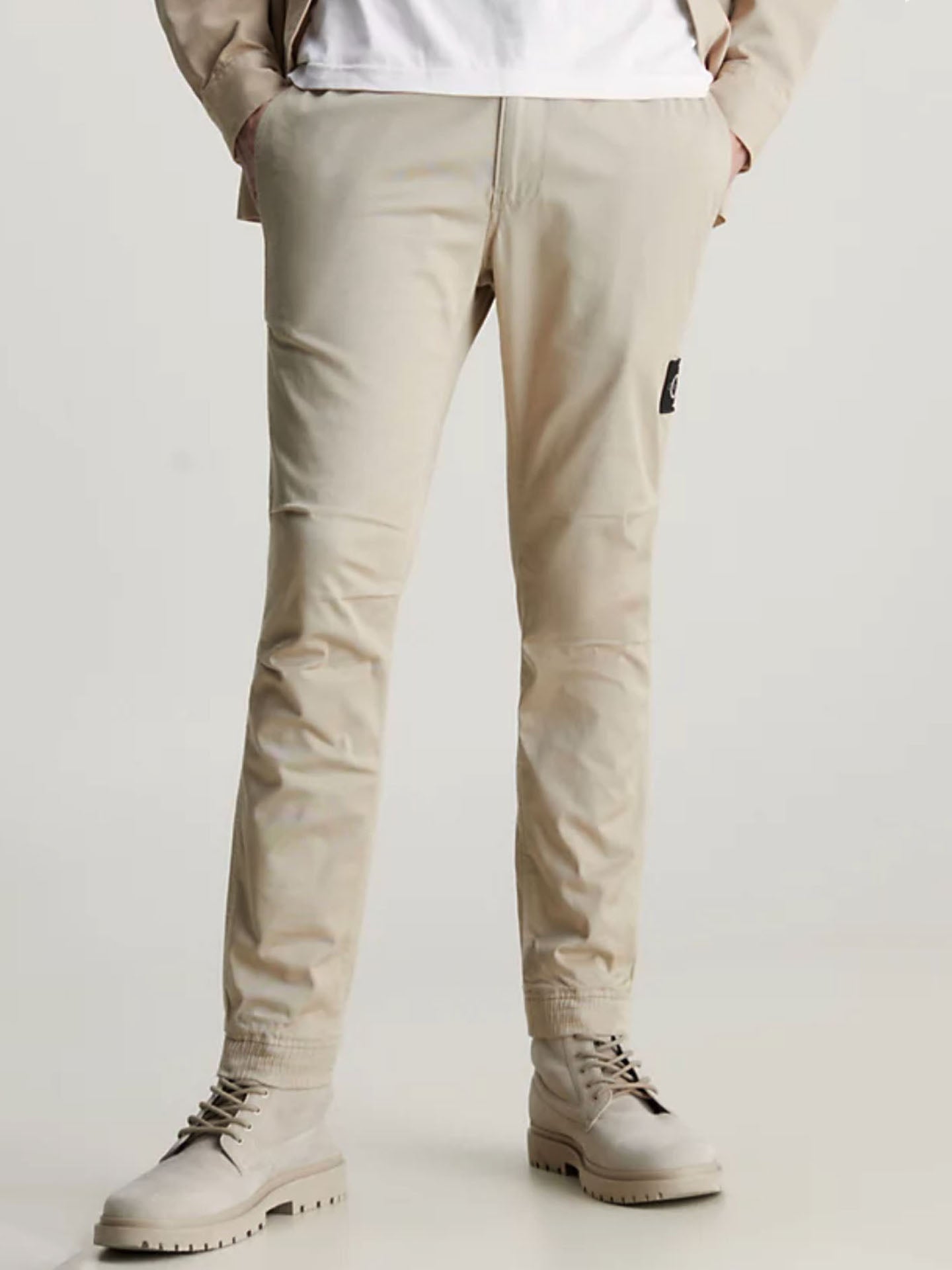 PANTALONE LOGO BADGE CHINO