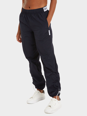 Il pantalone Calvin Klein PW Woven è realizzato in tessuto traspirante che allontana l