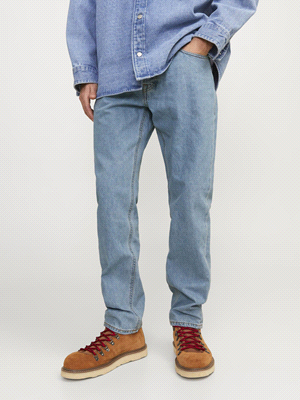 I jeans JACK JONES MIKE ORIGINAL MF 704 sono realizzati al 100% in cotone, offrendo un design classico a 5 tasche. Con il loro tessuto rigido e non elasticizzato, sono dotati di patta con bottoni e pr... 