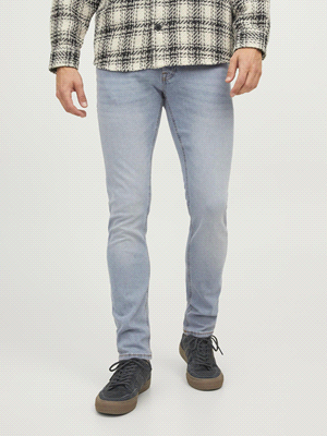 I jeans dal classico design 5 tasche JACK JONES GLENN ORIGINAL SQ 437, con una vestibilità slim e una composizione al 68% di cotone, il 30% di poliestere e il 2% di elastan, offrono elasticità e comfo... 
