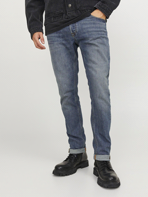 I classici jeans cinque tasche JACK JONES GLENN COLE AM271 sono caratterizzati da un comfort stretch che offre maggiore elasticità e libertà di movimento. Dotati di patta con bottoni, presentano una v... 
