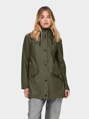 La giacca ELISA RAINCOAT di ONLY regala comfort e uno stile trendy per le giornate di pioggia e non solo. Questo impermeabile è dotato di cappuccio, chiusura con bottoni, tasche frontali con bottone e... 