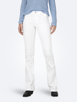 I jeans Only Blush Mid Flared presentano un design dal taglio svasato a cinque tasche con vita media. Indossabili in ogni giornata di lavoro per distinguersi nellla routine quotidiana o da sfoggiare n... 