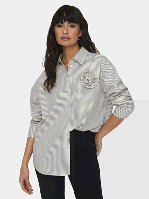 La camicia Mille di Only è costituita da un design essenziale con texture a righe verticali, maniche lunghe, colletto classico e chiusura a bottoni. Caratterizzata da una rosa applicata sulla parte si... 