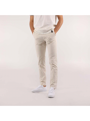 I pantaloni Chino Lay Basic hanno un  design versatile e minimalista, sono realizzati in tessuto di cotone molto resistente (chino) mercerizzato per ottenere una leggera lucentezza sulla superficie. I... 