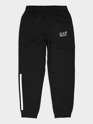 Il pantalone in felpa Banda di EA7 è fresco e sportivo, ideale per le vivaci giornate dei ragazzi. Presenta un logo bianco stampato su una gamba, strisce brandizzate sull