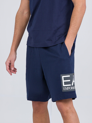 I pantaloncini EA7 Bermuda Visibility uniscono stile sportivo-casual e comfort grazie alla loro vestibilità regular plus. Il maxi logo EA7 a contrasto sulla gamba sinistra li rende perfetti per comple... 