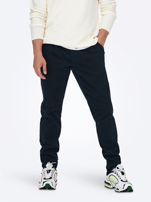 Il pantalone Only & Sons Cam Chino è un capo essenziale per uno stile casual quotidiano. Con una vestibilità slim, è realizzato principalmente in cotone per garantire comfort e traspirabilità (98% in ... 