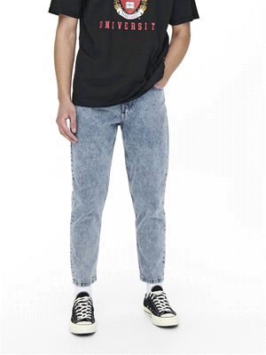 Il jeans Only & Sons Avi Beam con design a 5 tasche e chiusura a patta e bottone, è realizzato al 100% in cotone, regalando un aspetto vissuto grazie al lavaggio effetto vintage. Con una vestibilità a... 
