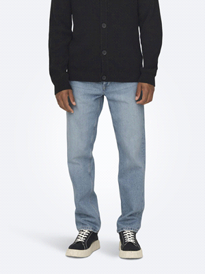 I jeans Only & Sons Edge Straight, realizzati al 100% in cotone, presentano un taglio regular fit con vestibilità dritta. Dotati di una vita media, chiusura a patta con bottone e un design tradizional... 