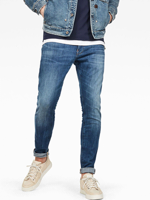 I jeans G-STAR REVEND SKINNY sono il mix perfetto di stile e confort. Realizzati con il 92% di cotone, il 6% di elastomultiestere e il 2% di elastan, offrono una sensazione di morbidezza e vestibilità... 