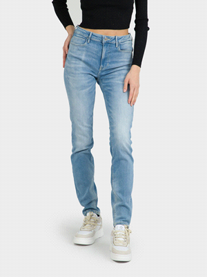 I jeans skinny 1981 di GUESS hanno una composizione di misto cotone che include 92% cotone, 6% elastomultiestere e 2% elastan, offrendo la vestibilità aderente e il comfort dello stretch. La vita alta... 