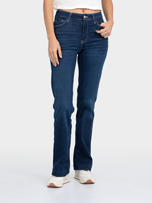 I jeans Guess Sexy Boot Flare sono un must-have per un look trendy e femminile. Con un design classico a cinque tasche, un trattamento dark wash e una chiusura con bottone frontale e cerniera lampo, p... 