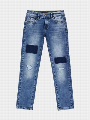 I jeans Guess Rotture, realizzati in misto cotone stretch (99% cotone, 1% elastan), presentano un classico design 5 tasche con chiusura zip e bottone, vita media per una vestibilità slim. Con un lavag... 