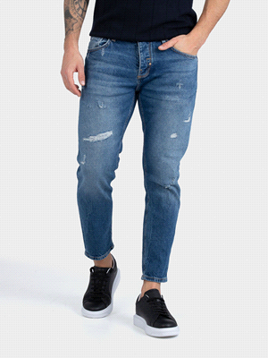 I jeans Antony Morato Argon Slim Cropped presentano un lavaggio medio e un effetto leggermente usurato con rotture. Realizzati al 99% in cotone e 1% in elastan, offrono un design a 5 tasche con patta,... 