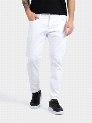 I jeans Antony Morato Argon Slim Cropped Bull Denim presentano piccole abrasioni con rotture per regalare un look vintage. Sono realizzati al 99% in cotone e 1% in elastan, offrono un design a 5 tasch... 