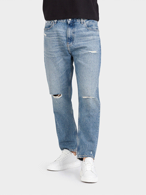 I jeans DAD con ROTTURE di CALVIN KLEIN JEANS dal design classico  a 5 tasche, presentano una moderna interpretazione con strappi sulle ginocchia. Questi jeans a vita media dalla vestibilità regolare ... 