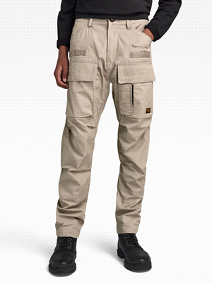 I pantaloni CARGO 3D REGULAR TAPERED di G-STAR con una vestibilità affusolata regolare e vita media, sono caratterizzati da tasche con patta 3D sulle cosce e sul retro, tutte con chiusura in velcro. U... 