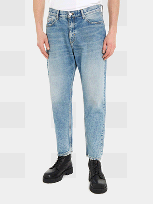 I jeans ISAAC TAPERED di TOMMY JEANS dalla vestibilità rilassata e un taglio affusolato, sono ideali per ogni guardaroba quotidiano. Realizzati in denim rigido di cotone riciclato al 100%, presentano ... 