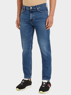 I jeans DAD di TOMMY JEANS si distinguono per il loro taglio affusolato e la vestibilità regolare, ispirandosi a un