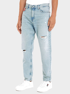I TOMMY JEANS ISAC ROTTURE sono jeans dallo stile grintoso, con una vestibilità morbida e affusolata, mentre l