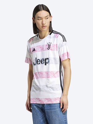 Sostenibilità, stile e supporto per i tifosi: La t-shirt ADIDAS JUVE A JSY è la divisa iconica della Juventus, solo per i veri appassionati. Completamente realizzata con materiali riciclati, incarna l... 