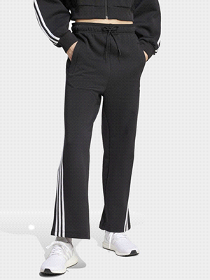 I pantaloni ADIDAS 3-Stripes Open Hem con una vestibilità aderente e un orlo aperto, sono perfetti per un look rilassato e stiloso per il tempo libero. Dotati di girovita elasticizzato con cordino e t... 