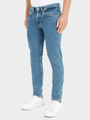 Perfetti per un look informale ma curato, i jeans SLIM TAPER di CALVIN KLEIN JEANS sono realizzati con una vestibilità slim e gamba affusolata. La composizione del denim, con la maggior parte in coton... 