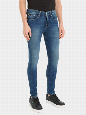 I jeans SKINNY di CALVIN KLEIN JEANS presentano un classico design a cinque tasche, impreziosito da un effetto leggermente usurato per un look casual adatto in ogni occasione. La vestibilità skinny e ... 