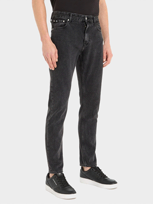 I jeans DAD ROTTURE di CALVIN KLEIN JEANS sono un must-have per ogni guardaroba casual. Con vestibilità rilassata e una vita media, sono lavorati in denim di cotone robusto, mentre il design a cinque ... 