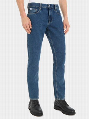 I jeans AUTHENTIC STRAIGHT di CALVIN KLEIN JEANS sono un elemento imprescindibile per ogni guardaroba casual. Con una vestibilità regolare dal taglio dritto, hanno una vita medio bassa e sono realizza... 