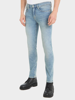 I jeans SKINNY di CALVIN KLEIN JEANS, combinando eleganza e comfort con una vestibilità slim e un tessuto powerstretch, assicurano la massima libertà di movimento. Questi jeans a vita bassa e gamba st... 