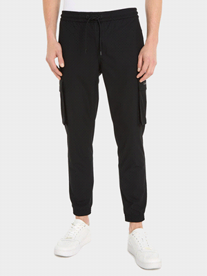 I pantaloni cargo Calvin Klein Jeans Technical sono realizzati in morbido tessuto traspirante di alta qualità, con un taglio skinny, vita elasticizzata e coulisse regolabile. Dotati di polsini elastic... 