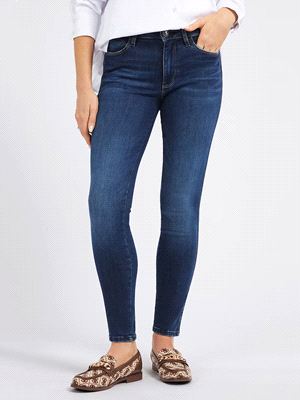 I jeans SEXY CURVE di GUESS sono realizzati in un tessuto stretch di qualità, composti da 92% cotone, 6% elastomultiestere e 2% elastan, garantendo una vestibilità skinny che esalta le curve. Il tradi... 