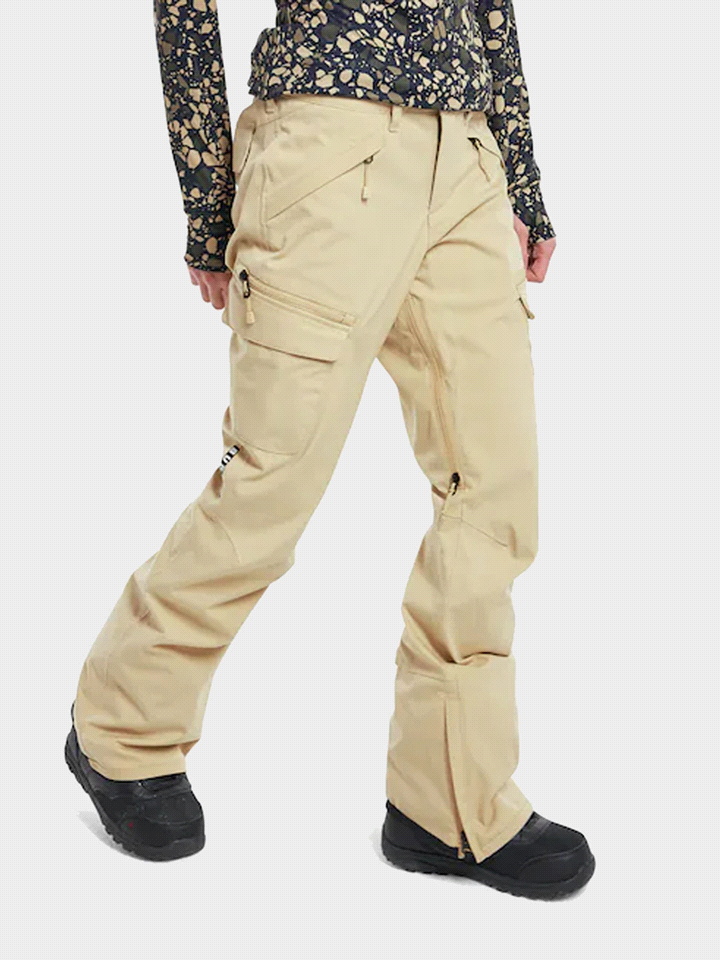 I pantaloni BURTON GLORIA STRETCH PANT W dal taglio slim sono realizzati in tessuto elastico e assicurano una vestibilità perfetta. Il guscio DRYRIDE a due strati offre protezione impermeabile e trasp... 