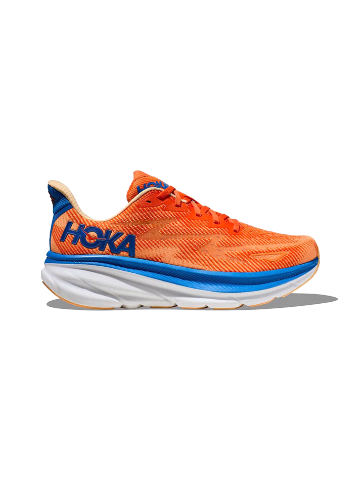 La Hoka CLIFTON 9 è una scarpa da running per allenamenti quotidiani e adatte a qualsiasi distanza, più leggere rispetto al modello precedente ma sempre protettive e con buona reattività. Tomaia in me... 