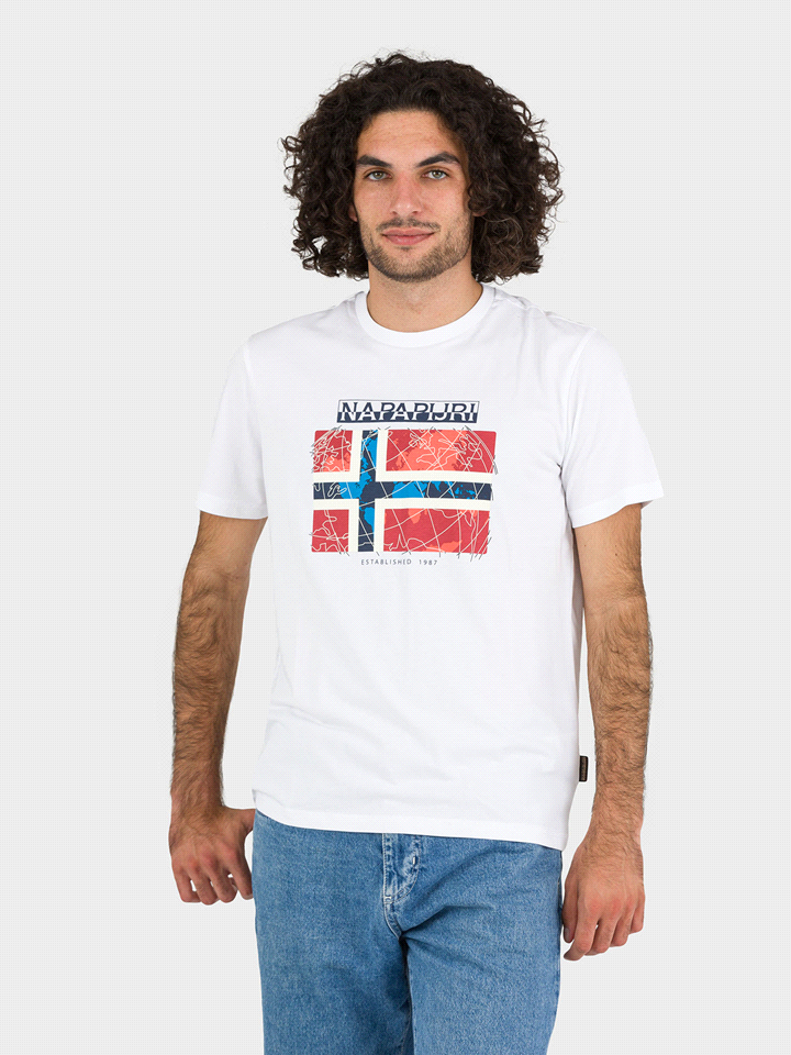 La NAPAPIJRI T-SHIRT S-GUIRO è una t-shirt a manica corta dal design essenziale, con il caratteristico logo Napapijri e la bandiera norvegese stampati con una grafica d