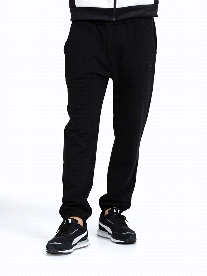 Con una composizione al 100% in cotone, il pantalone Pyrex felpa logo tono su tono, presenta una vita elasticizzata con coulisse, polsini a costine e tasche laterali. Un design minimale e sportivo dal... 
