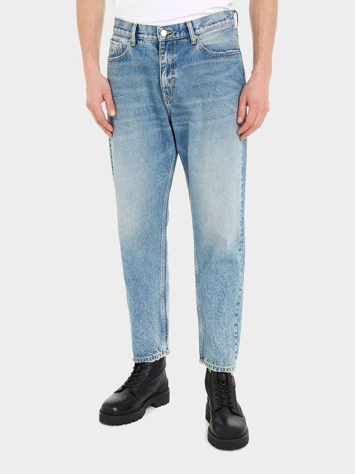 I jeans ISAAC TAPERED di TOMMY JEANS dalla vestibilità rilassata e un taglio affusolato, sono ideali per ogni guardaroba quotidiano. Realizzati in denim rigido di cotone riciclato al 100%, presentano ... 