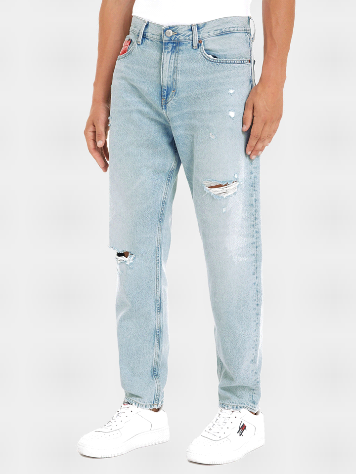 I TOMMY JEANS ISAC ROTTURE sono jeans dallo stile grintoso, con una vestibilità morbida e affusolata, mentre l