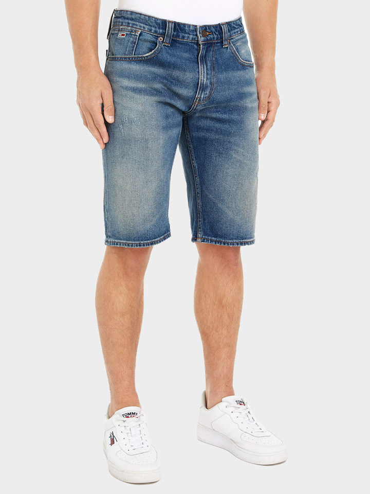 Il jeans TOMMY JEANS CORTO RONNIE ROTTURE, unisce comfort e facilità di movimento in quanto realizzato in denim di cotone elasticizzato. La chiusura con cerniera e bottone, insieme al design cinque ta... 