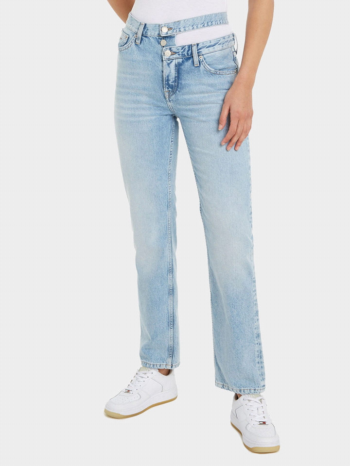 I TOMMY JEANS JULIE CUT OUT sono realizzati in denim rigido di cotone riciclato, questi jeans presentano un dettaglio cut out in vita che aggiunge un tocco di originalità al tuo look street. Le baffat... 