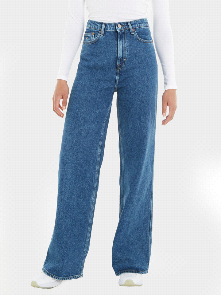 I jeans CLAIRE HGH WIDE di TOMMY JEANS sono realizzati interamente in cotone, caratterizzati da un lavaggio medio e una vita alta. La vestibilità regolare si combina con una gamba dritta, leggermente ... 