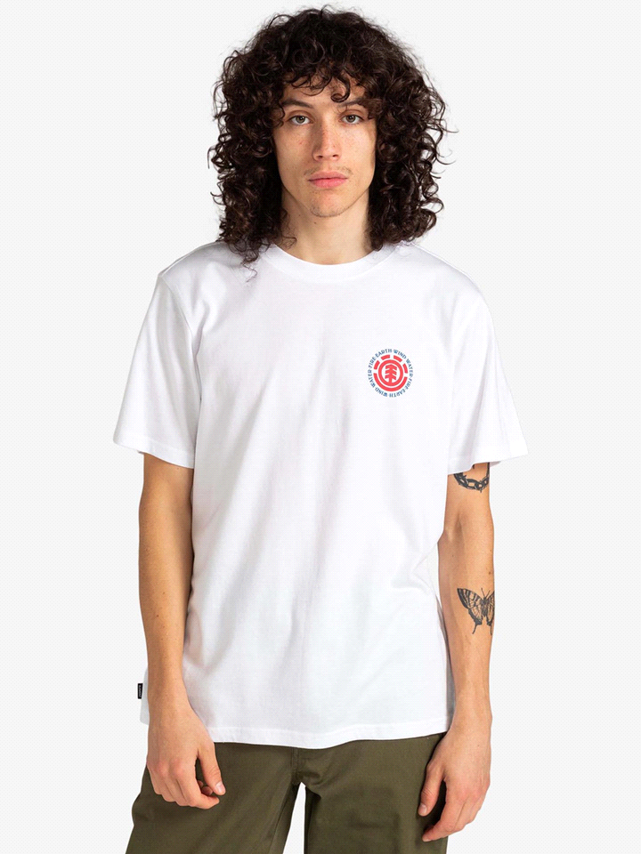 La t-shirt ELEMENT SEAL BP permette di esprimere la propria personalità con uno stile street unico. La vestibilità regular e il cotone biologico al 100% garantiscono confort e sostenibilità. La stampa... 