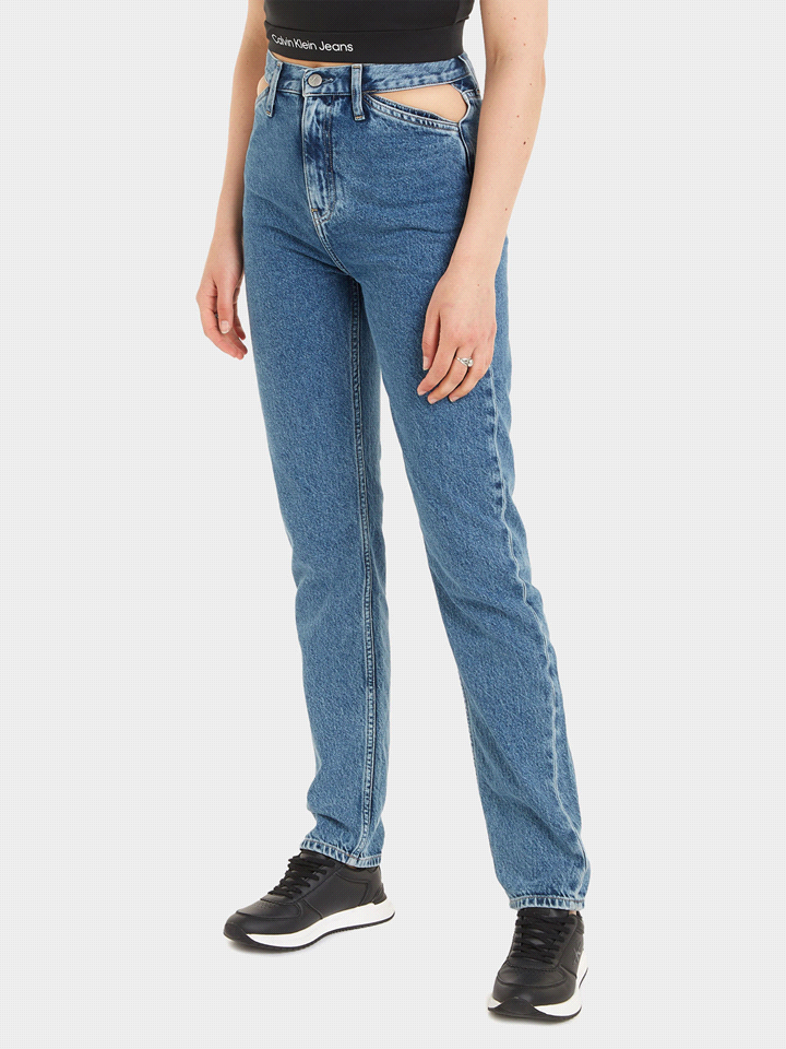 I jeans AUTHENTIC SLIM STRAIGHT di CALVIN KLEIN JEANS uniscono la vestibilità slim con una gamba dritta per una forma snella ben definita. Il cotone del denim è rigido, mentre la vita alta con l