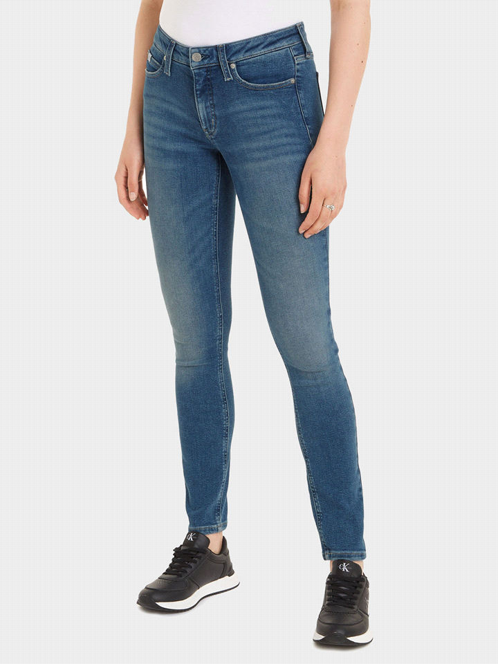 I jeans MID RISE SKINNY di CALVIN KLEIN JEANS presentano una vestibilità skinny, mentre il denim elasticizzato assicura comfort e mobilità. Realizzati con un mix di cotone e fibre riciclate, questi je... 