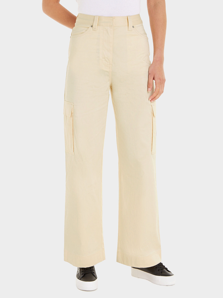 I pantaloni cargo Calvin Klein Jeans, versatili e adatti a molteplici occasioni, dal casual al semi-formale, sono realizzati con un cotone stretch satinato di alta qualità e hanno una vestibilità drit... 