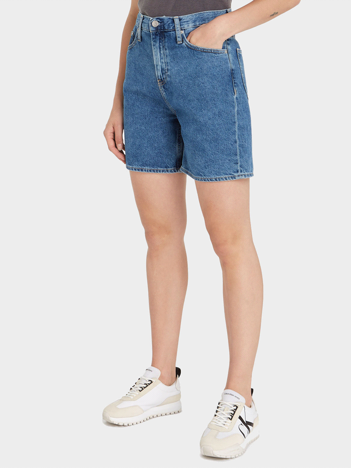 Gli shorts Calvin klein Jeans Mom a vita alta, presentano un classico design a 5 tasche e un lavaggio scuro con chiusura patta e bottone per una vestibilità regolare, ideali per godersi la bella stagi... 